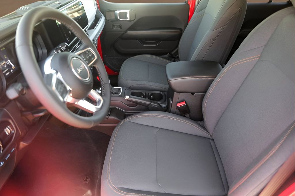 Used 2025 Jeep Wrangler Unlimited Sahara image 9