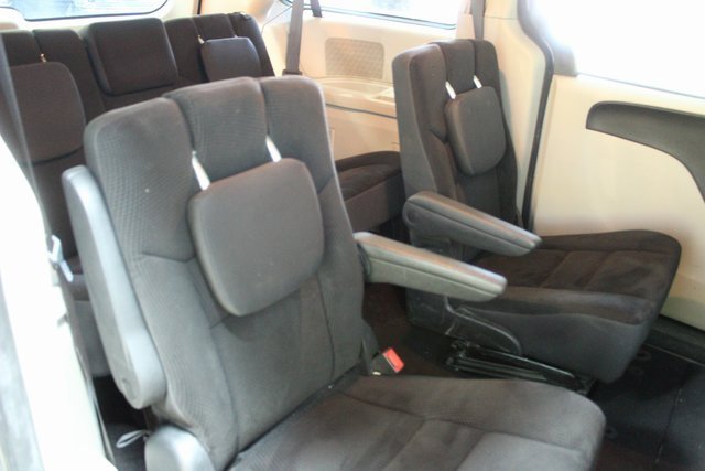 Used 2018 Dodge Grand Caravan SE w/ UConnect Hands-Free Group image 8