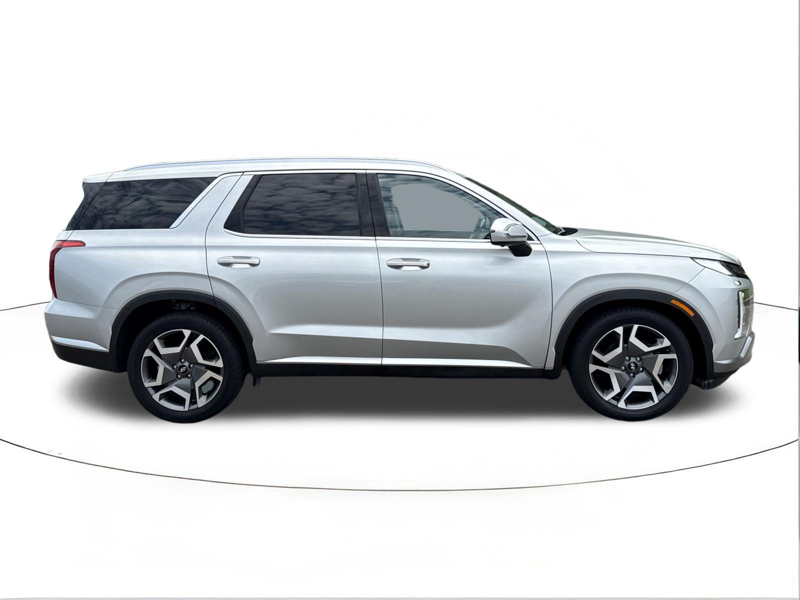 Used 2024 Hyundai Palisade SEL FWD image 2