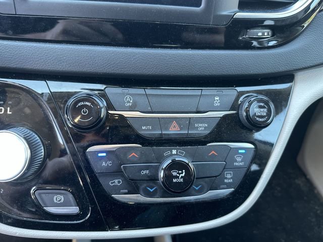 Used 2023 Chrysler Voyager LX image 14