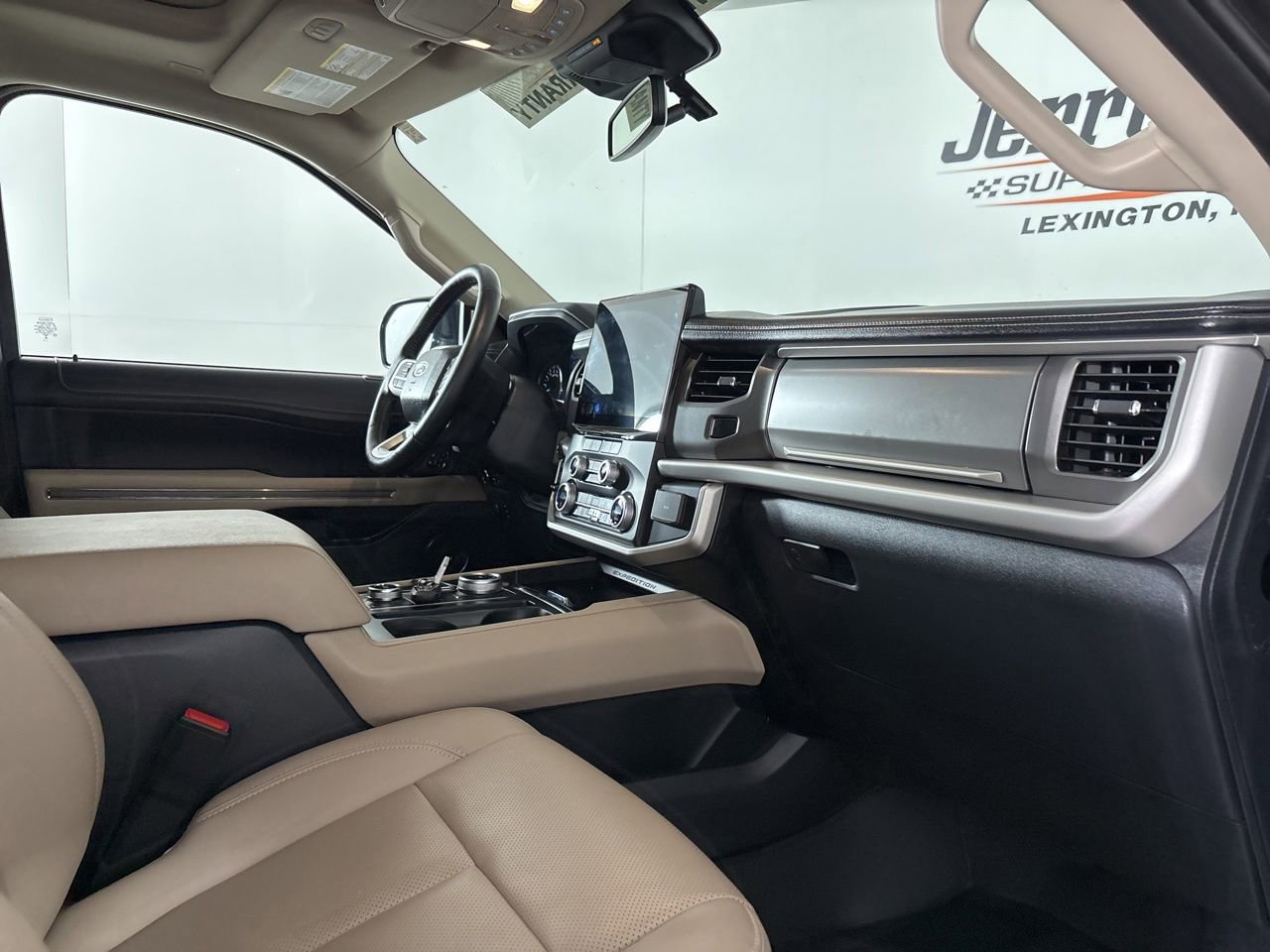 Used 2024 Ford Expedition XLT AWD/4WD image 31