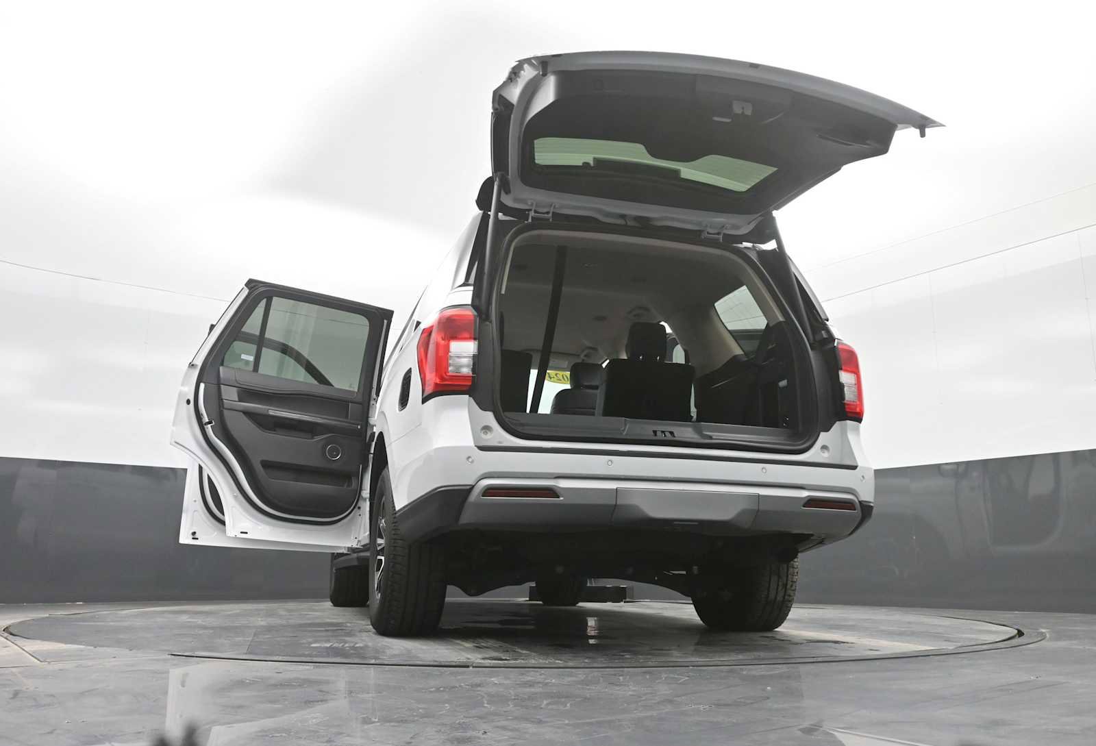 Used 2024 Ford Expedition XLT image 42