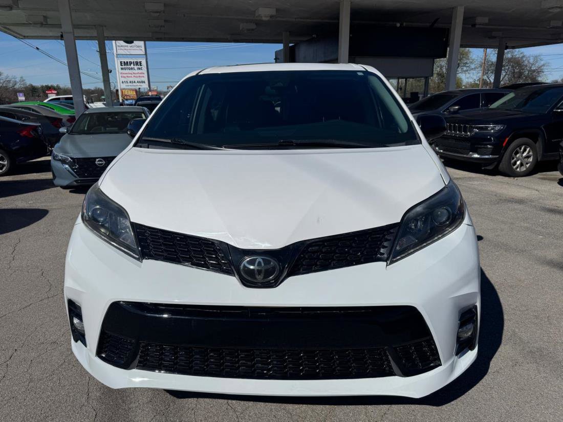 Used 2020 Toyota Sienna SE Premium w/ Nightshade Edition image 2