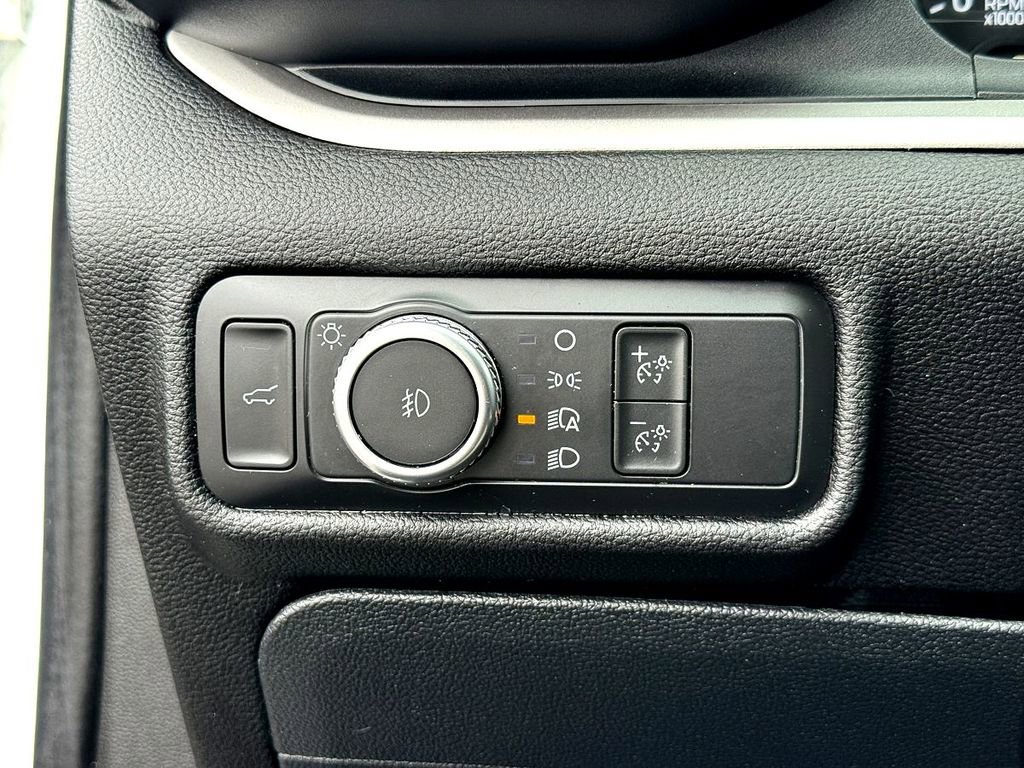 Used 2022 Ford Explorer XLT w/ Equipment Group 202A image 17