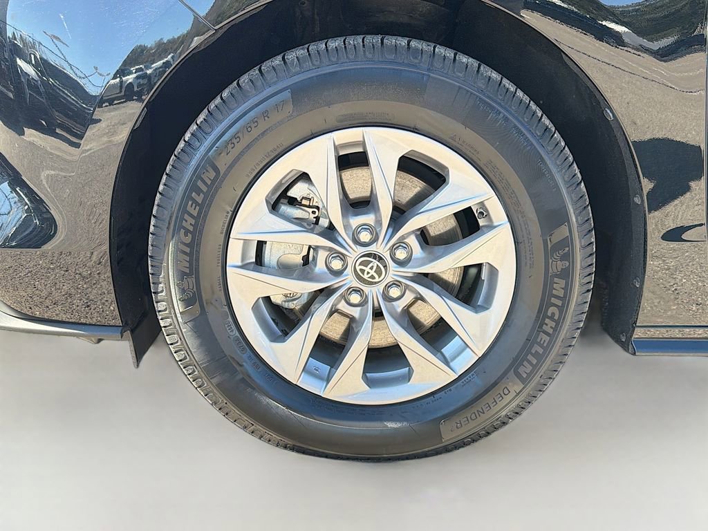 Used 2021 Toyota Sienna LE image 40