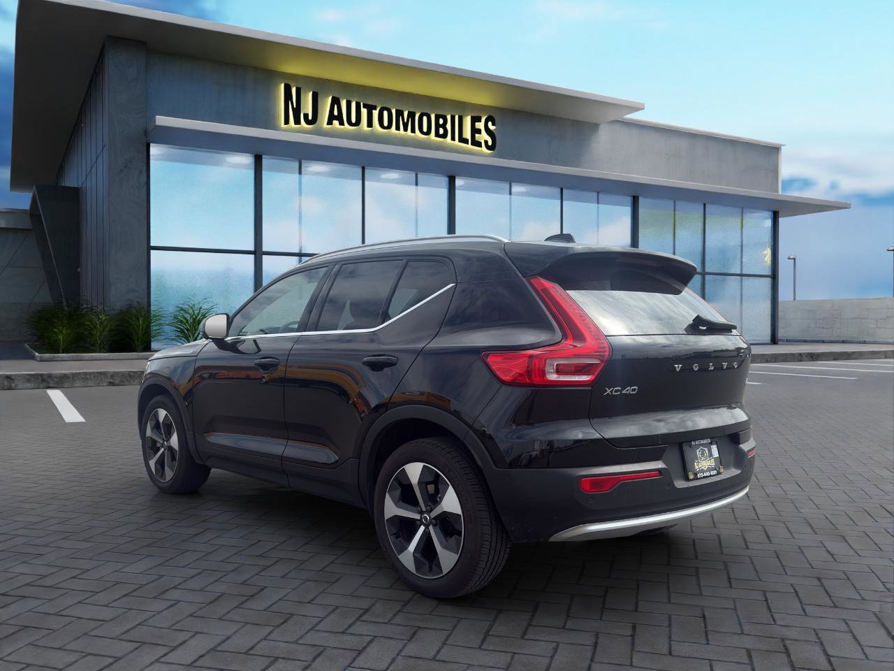 Used 2025 Volvo XC40 B5 Plus image 5