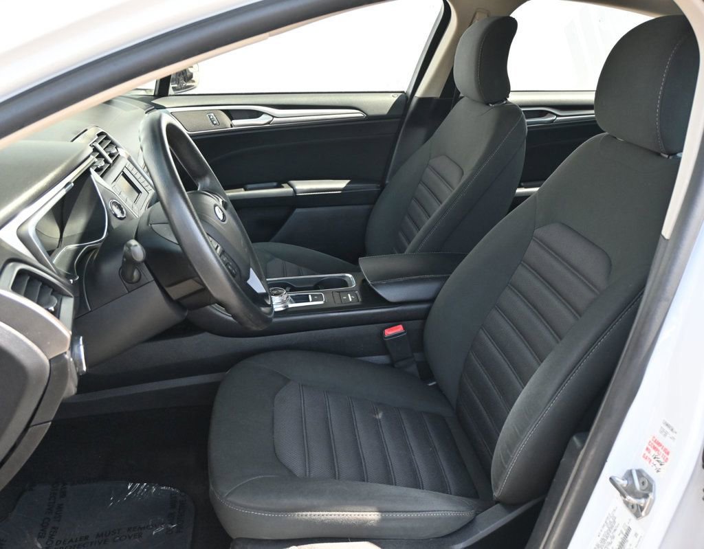 Used 2017 Ford Fusion SE FWD image 13