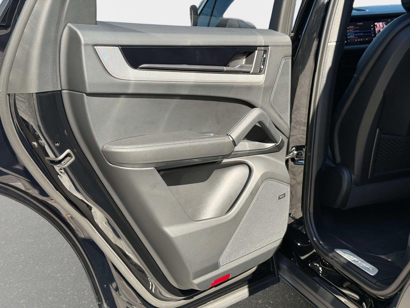 Used 2024 Porsche Cayenne image 27