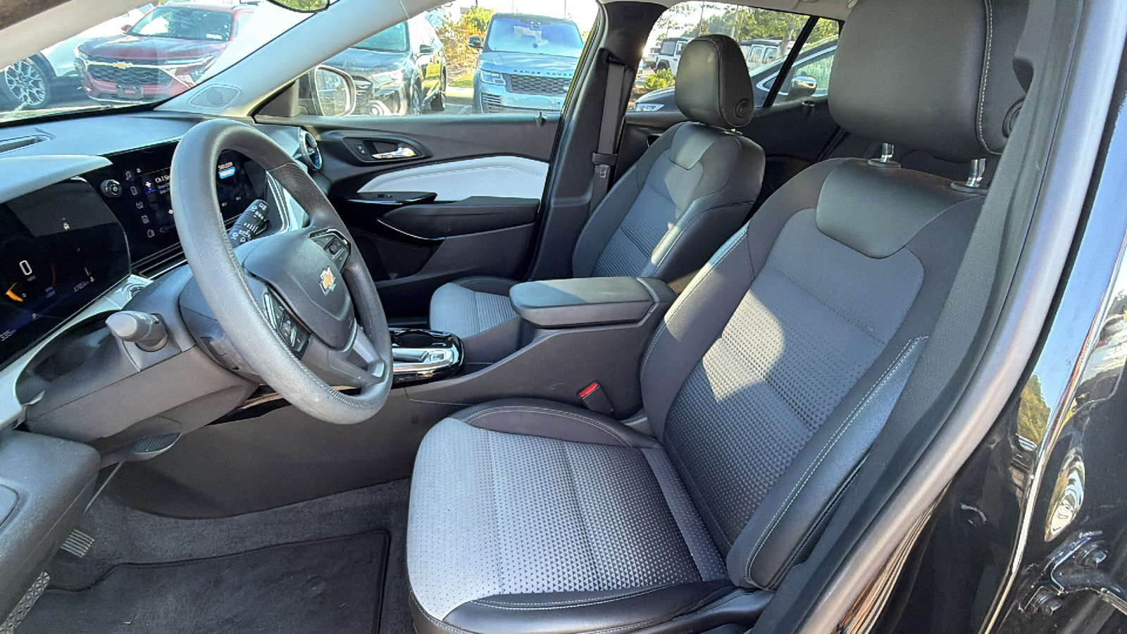 Used 2025 Chevrolet Trax LT FWD image 17