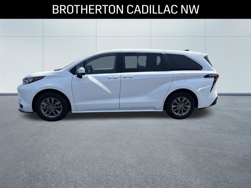 Used 2024 Toyota Sienna LE AWD/4WD image 2