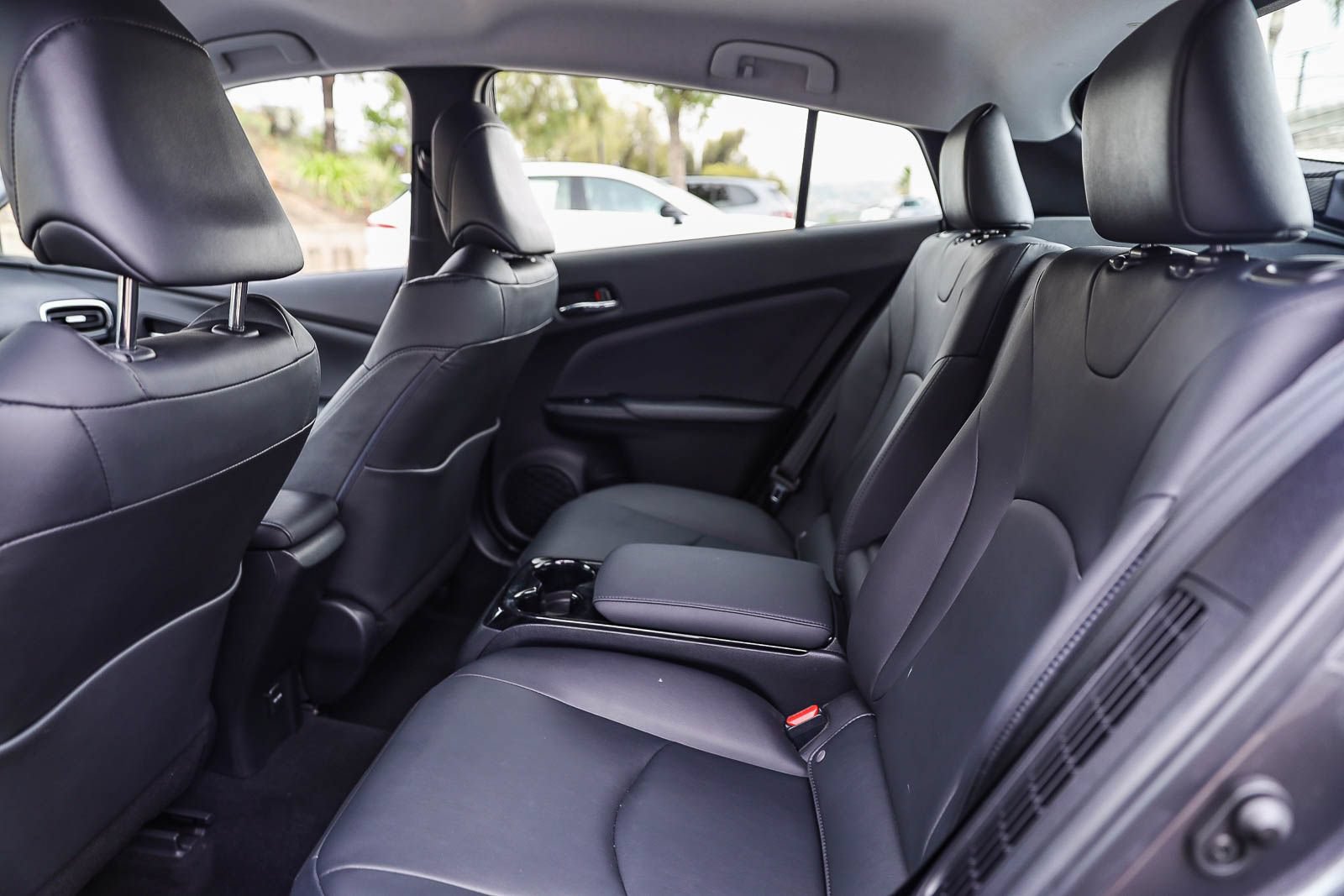Used 2017 Toyota Prius Prime Advanced w/ Preferred Accessory Package FWD image 16