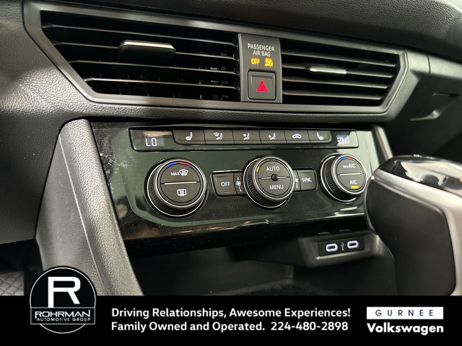 Used 2023 Volkswagen Jetta SE w/ Panoramic Sunroof Package image 9