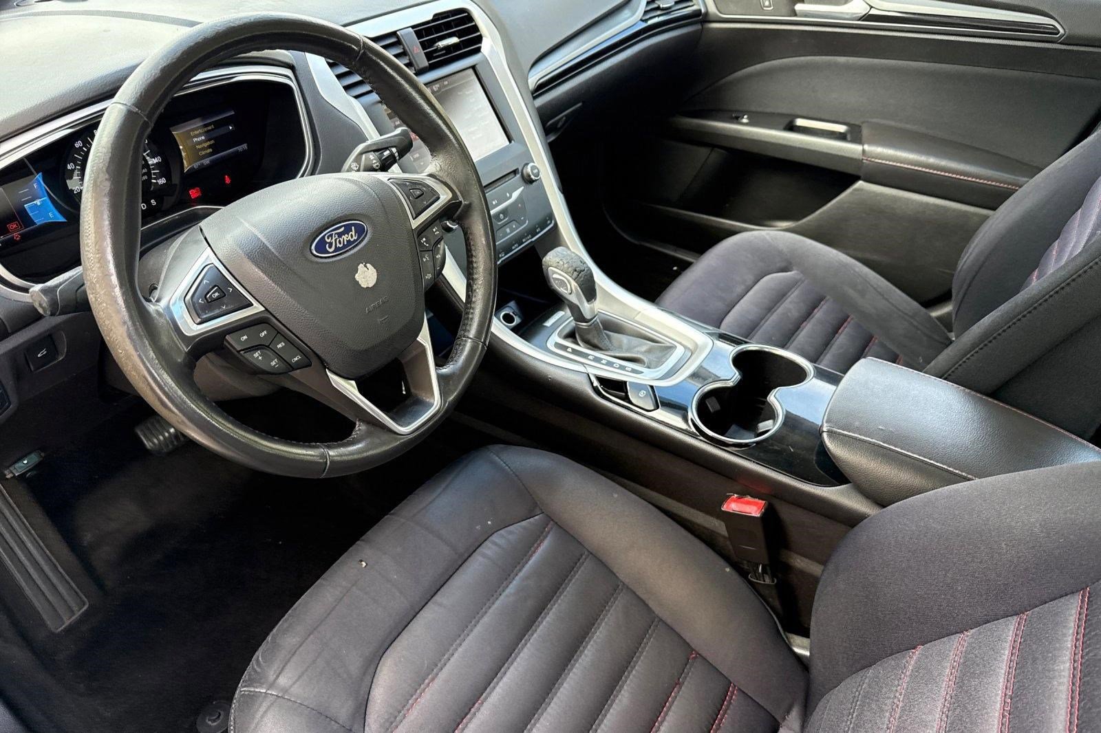 Used 2014 Ford Fusion SE FWD image 4
