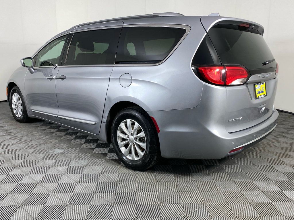 Used 2018 Chrysler Pacifica Touring-L FWD image 8