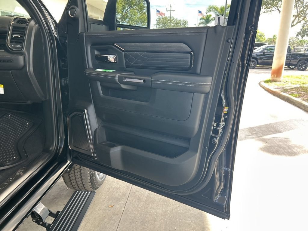 Used 2025 RAM 2500 Limited AWD/4WD image 38