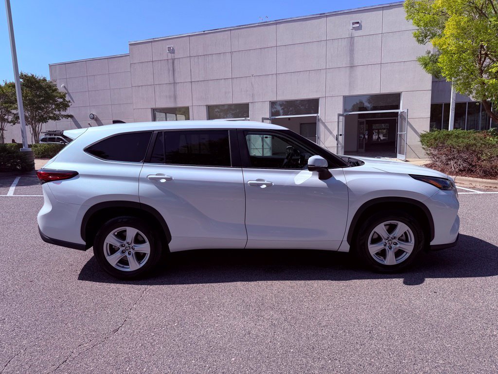 Used 2023 Toyota Highlander LE FWD image 12