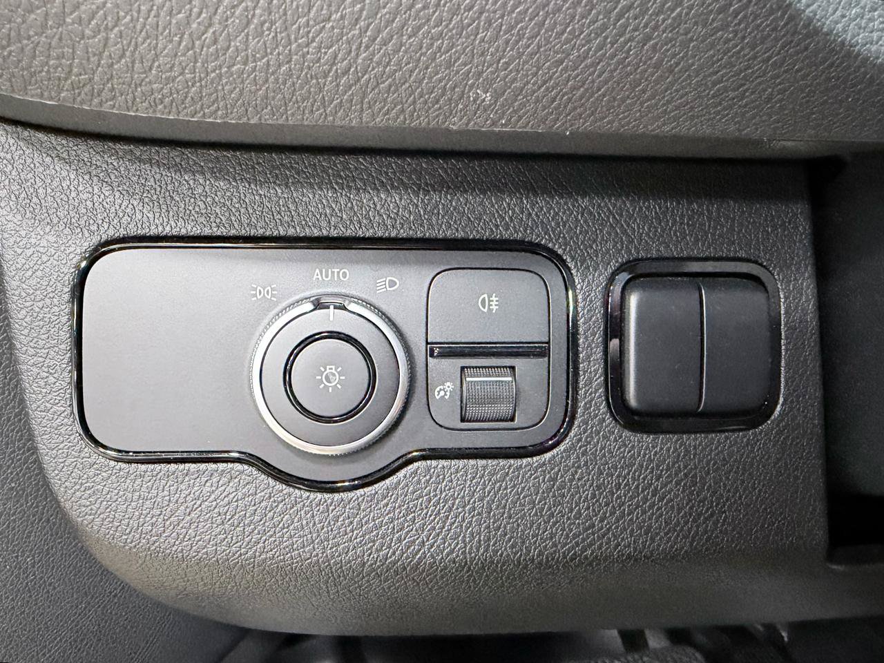 Used 2025 Mercedes-Benz Sprinter 2500 image 32