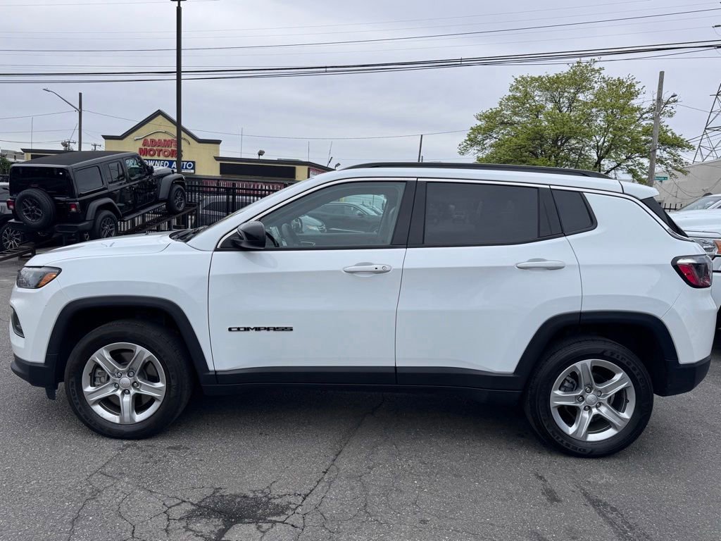Used 2023 Jeep Compass Latitude w/ Sun and Sound Group AWD/4WD image 4