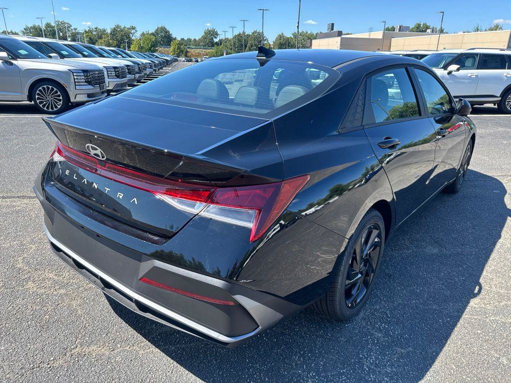 New 2026 Hyundai Elantra SEL Sport FWD image 5