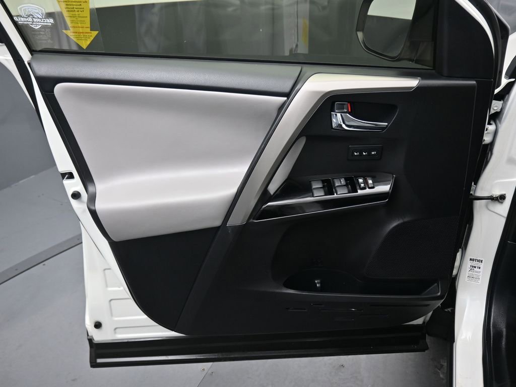 Used 2018 Toyota RAV4 Limited image 9