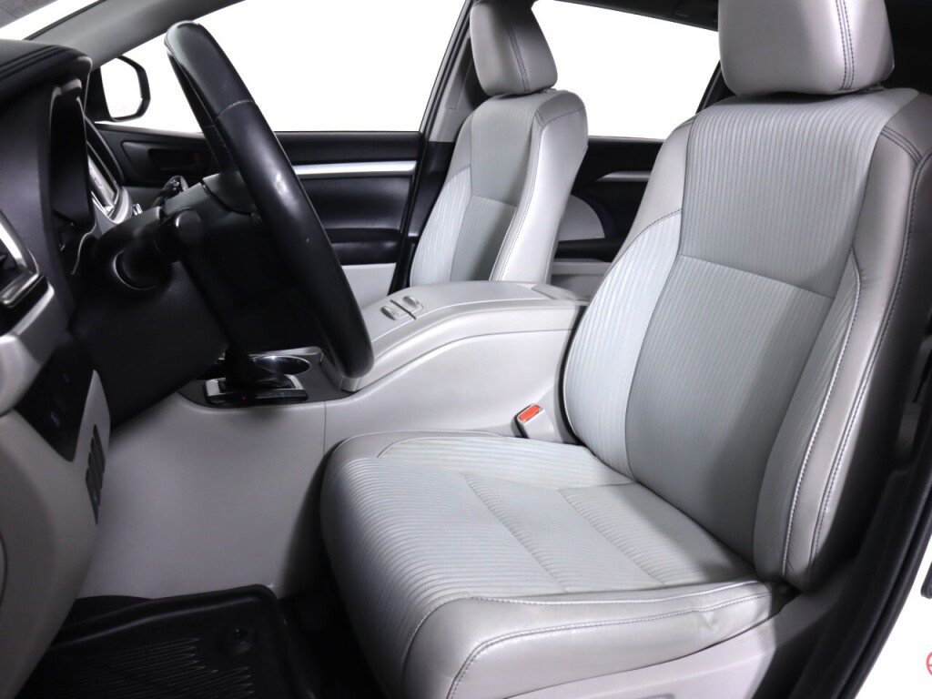 Used 2019 Toyota Highlander Plus AWD/4WD image 27