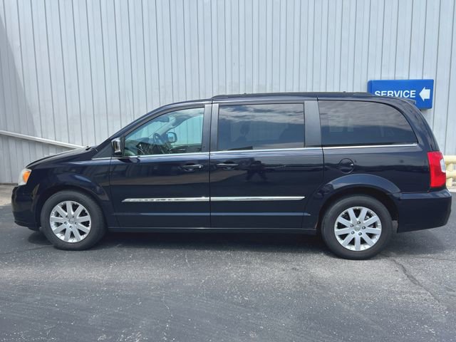 Used 2011 Chrysler Town & Country Touring-L w/ Entertainment Group #2 FWD image 5