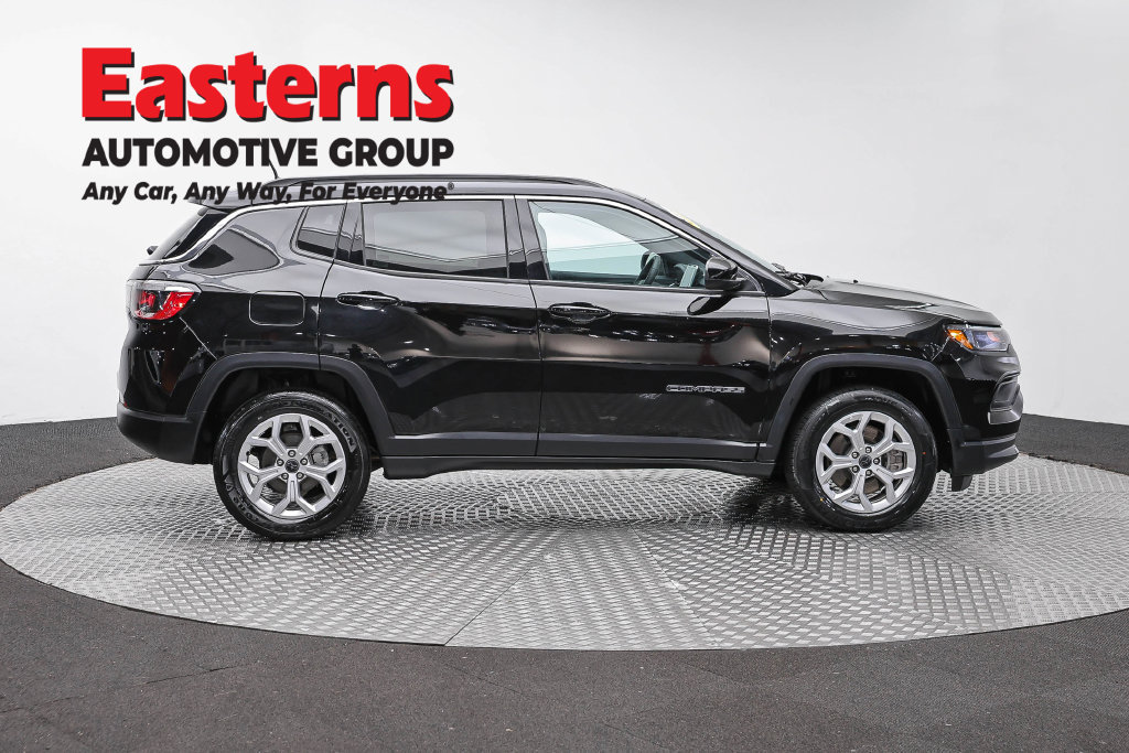 Used 2025 Jeep Compass Latitude w/ Sun & Sound Group AWD/4WD image 5