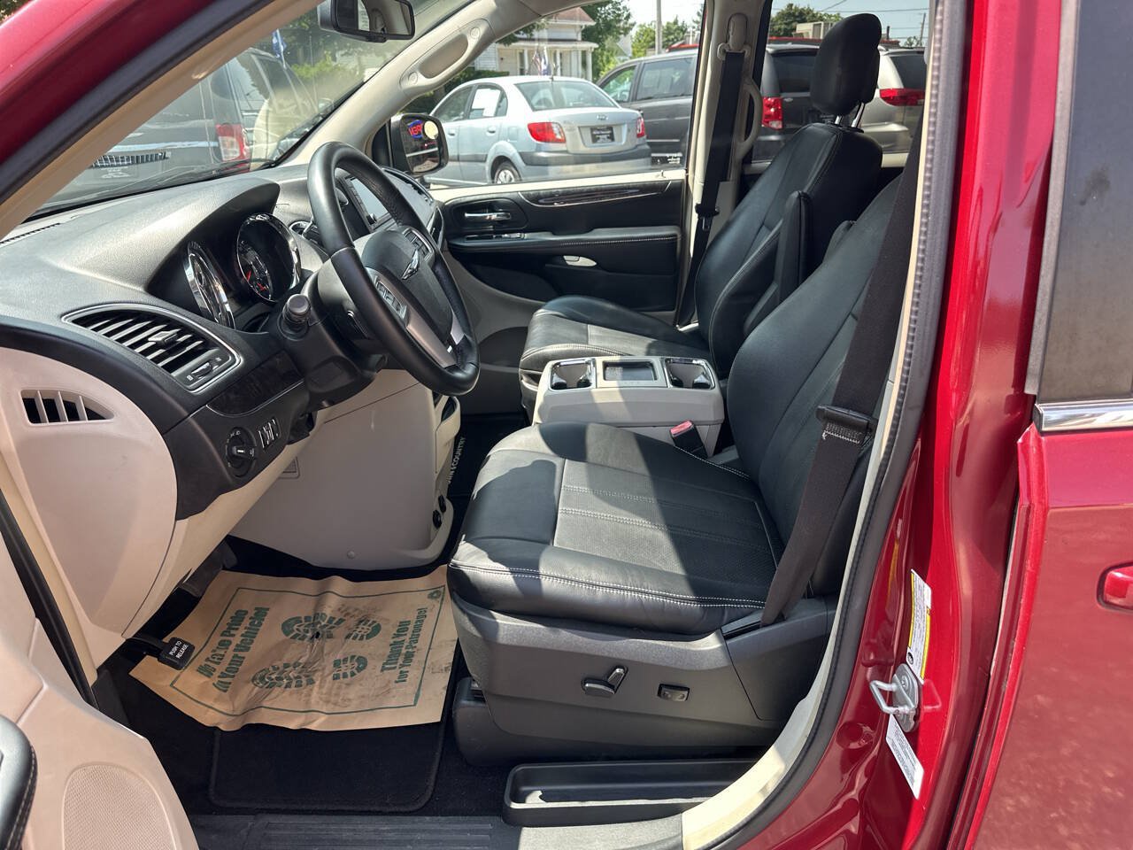Used 2014 Chrysler Town & Country Touring FWD image 18