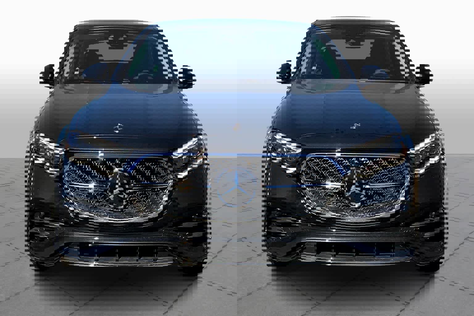 Used 2025 Mercedes-Benz E 350 4MATIC Sedan image 3