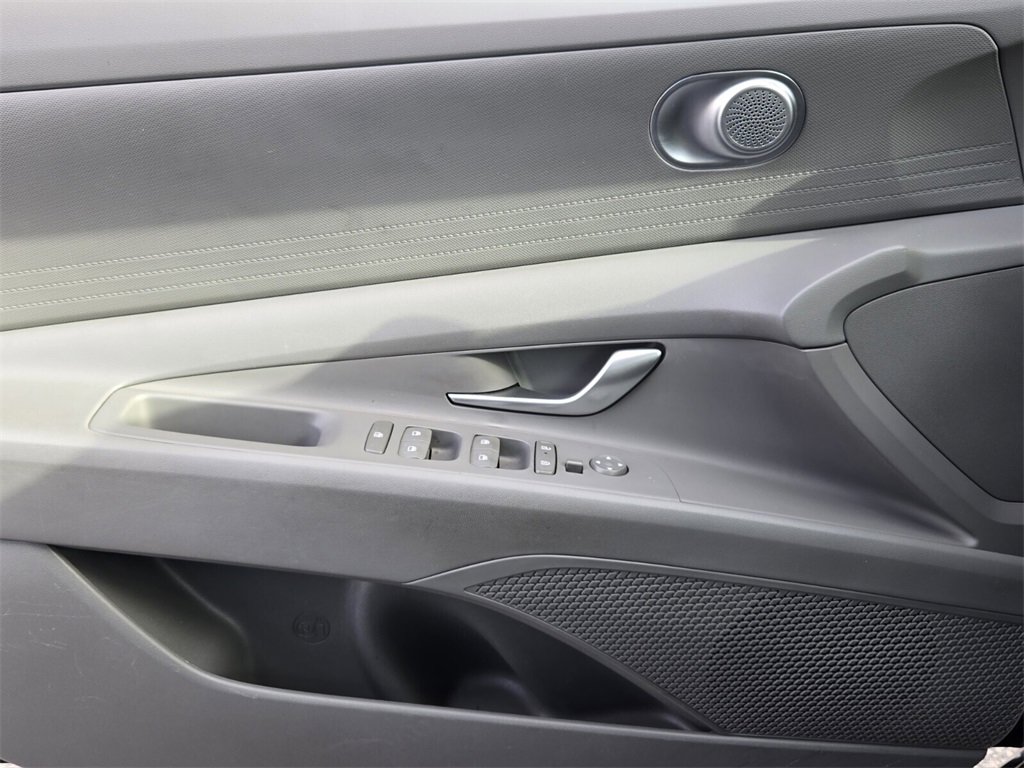 Certified 2025 Hyundai Elantra SE image 29