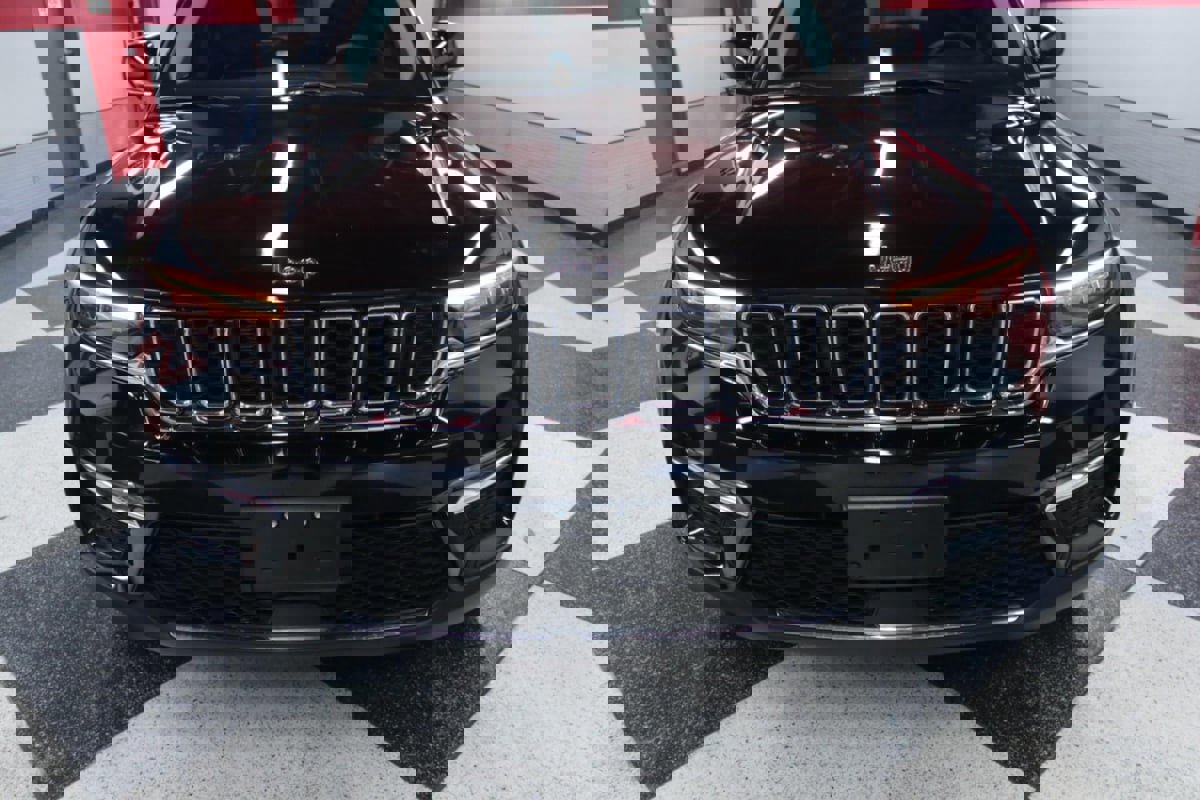 Used 2023 Jeep Grand Cherokee Limited w/ Trailer Tow Prep Group (B) image 4