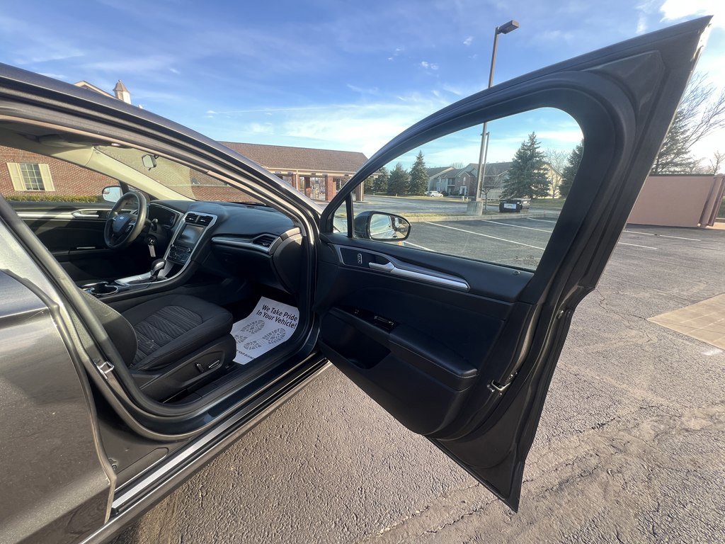 Used 2016 Ford Fusion SE image 10