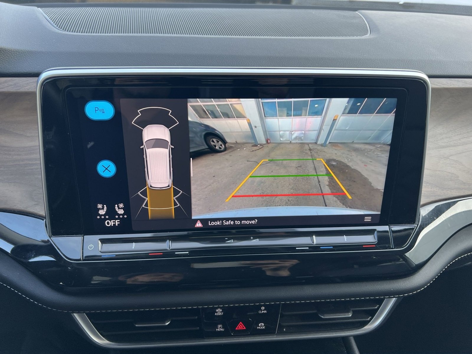 Used 2024 Volkswagen Atlas SE image 19