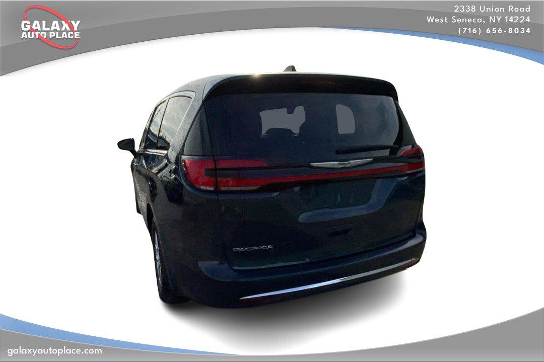 Used 2025 Chrysler Pacifica Select FWD image 7