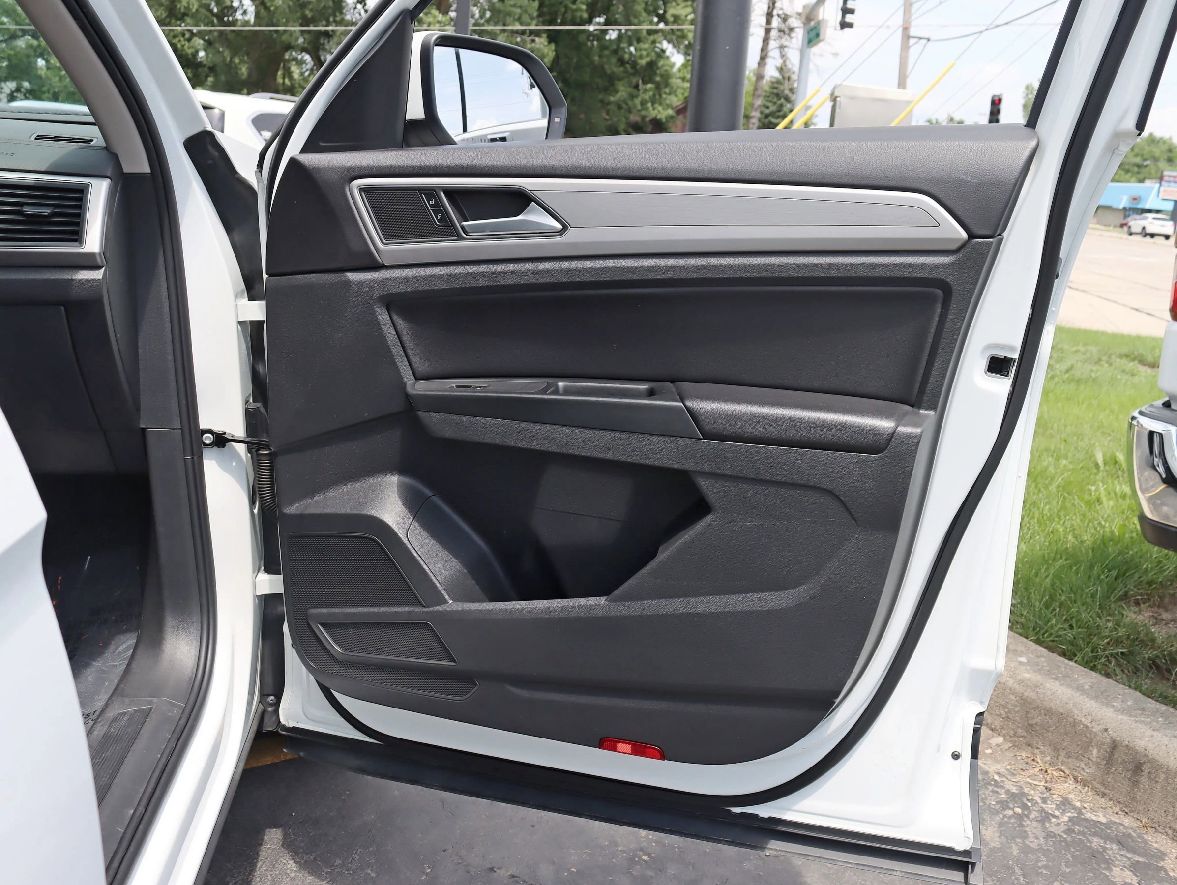 Used 2018 Volkswagen Atlas SE image 33