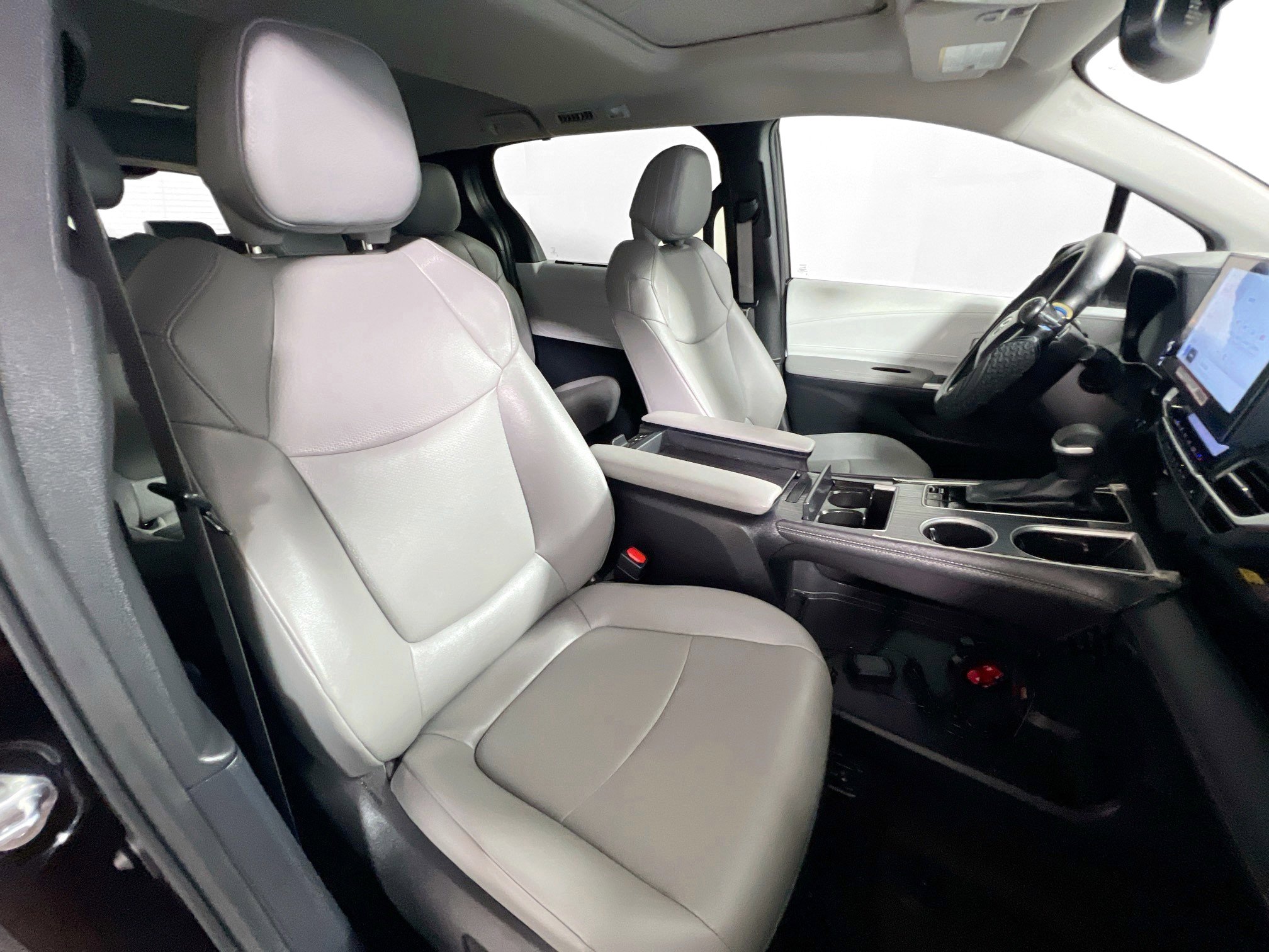 Used 2025 Toyota Sienna XLE FWD image 31