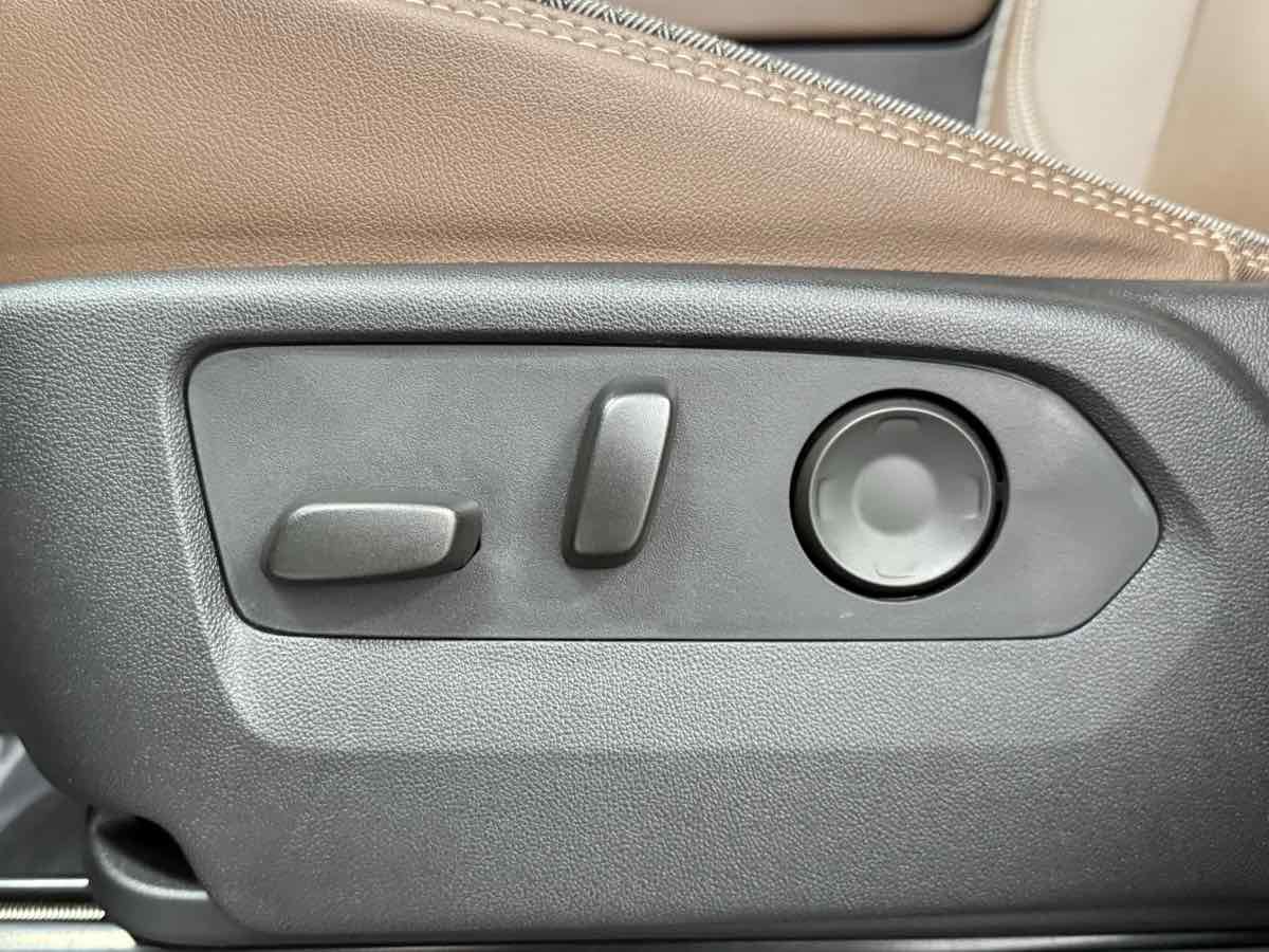 Used 2023 Chevrolet Tahoe High Country image 36