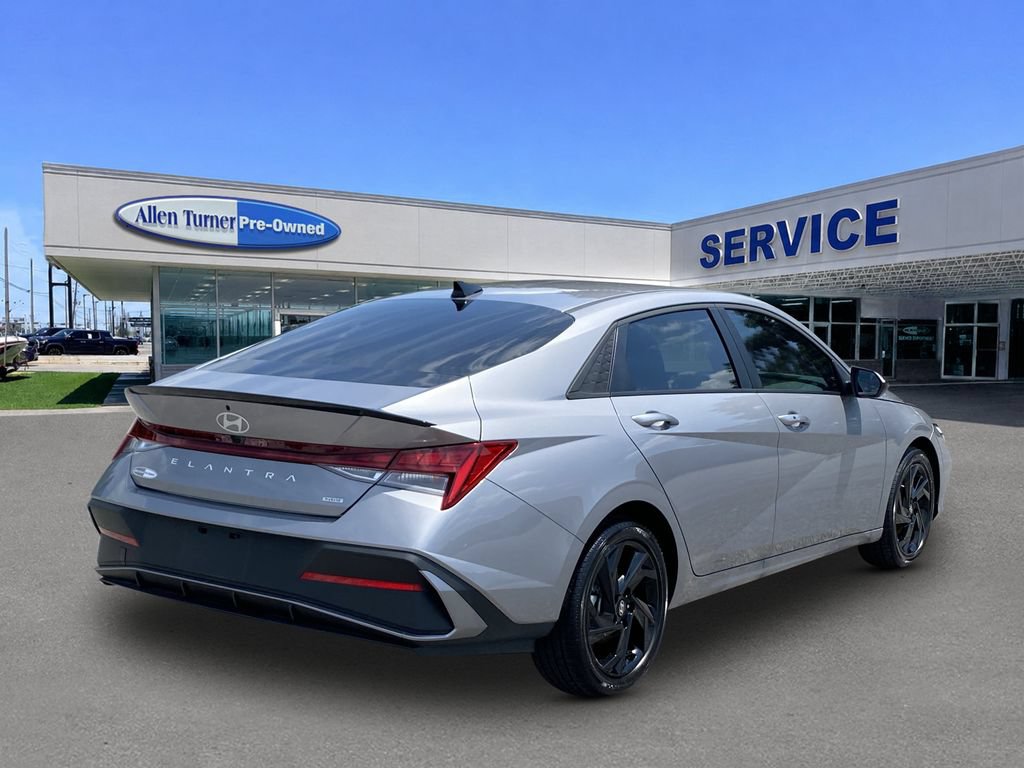 Used 2026 Hyundai Elantra SEL FWD image 7