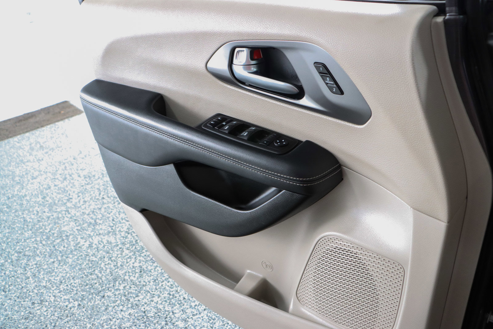 Used 2023 Chrysler Pacifica Touring-L image 21