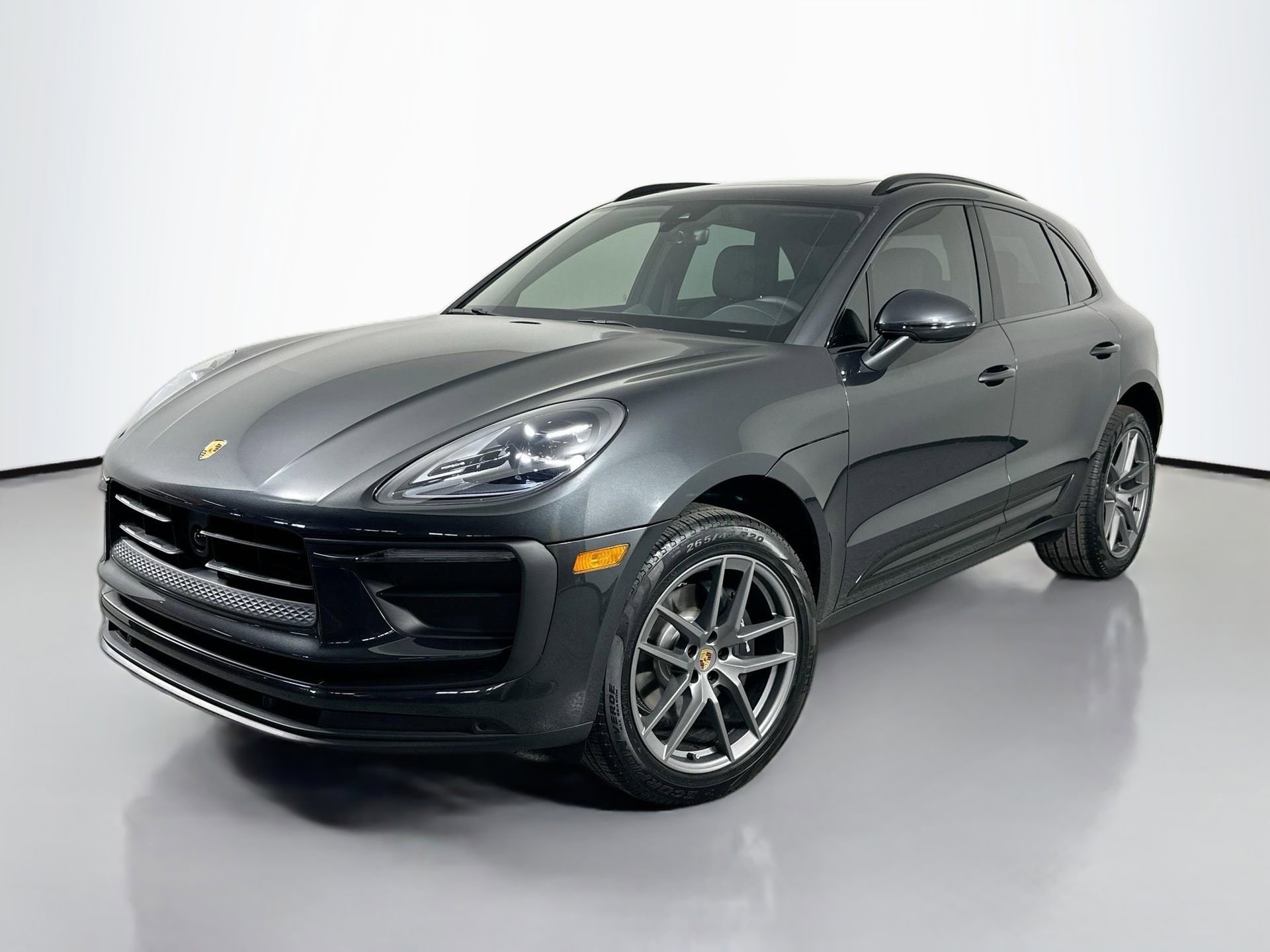 Certified 2025 Porsche Macan image 1