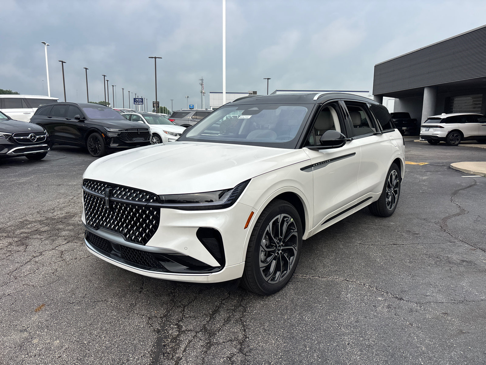 New 2026 Lincoln Nautilus Reserve AWD/4WD image 3