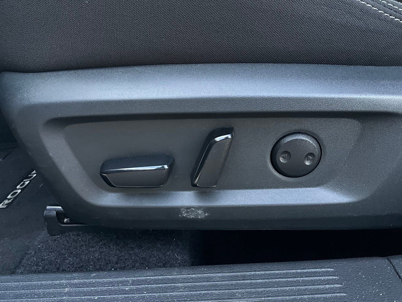 Used 2025 Nissan Rogue SV FWD image 11