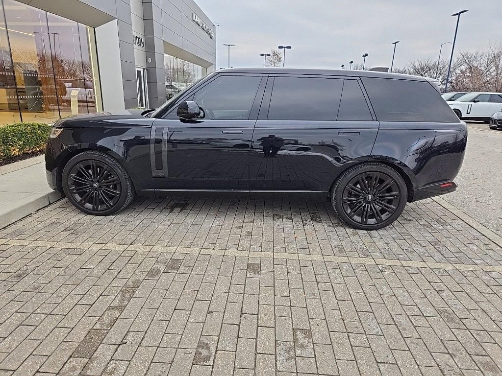 Used 2024 Land Rover Range Rover Long Wheelbase Autobiography image 8