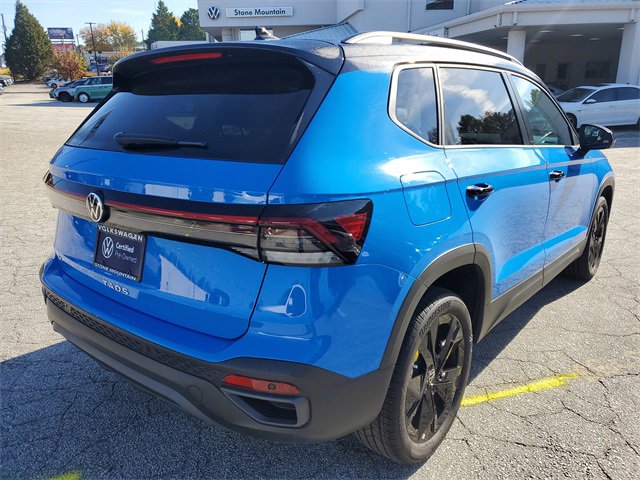 Certified 2025 Volkswagen Taos SE image 4