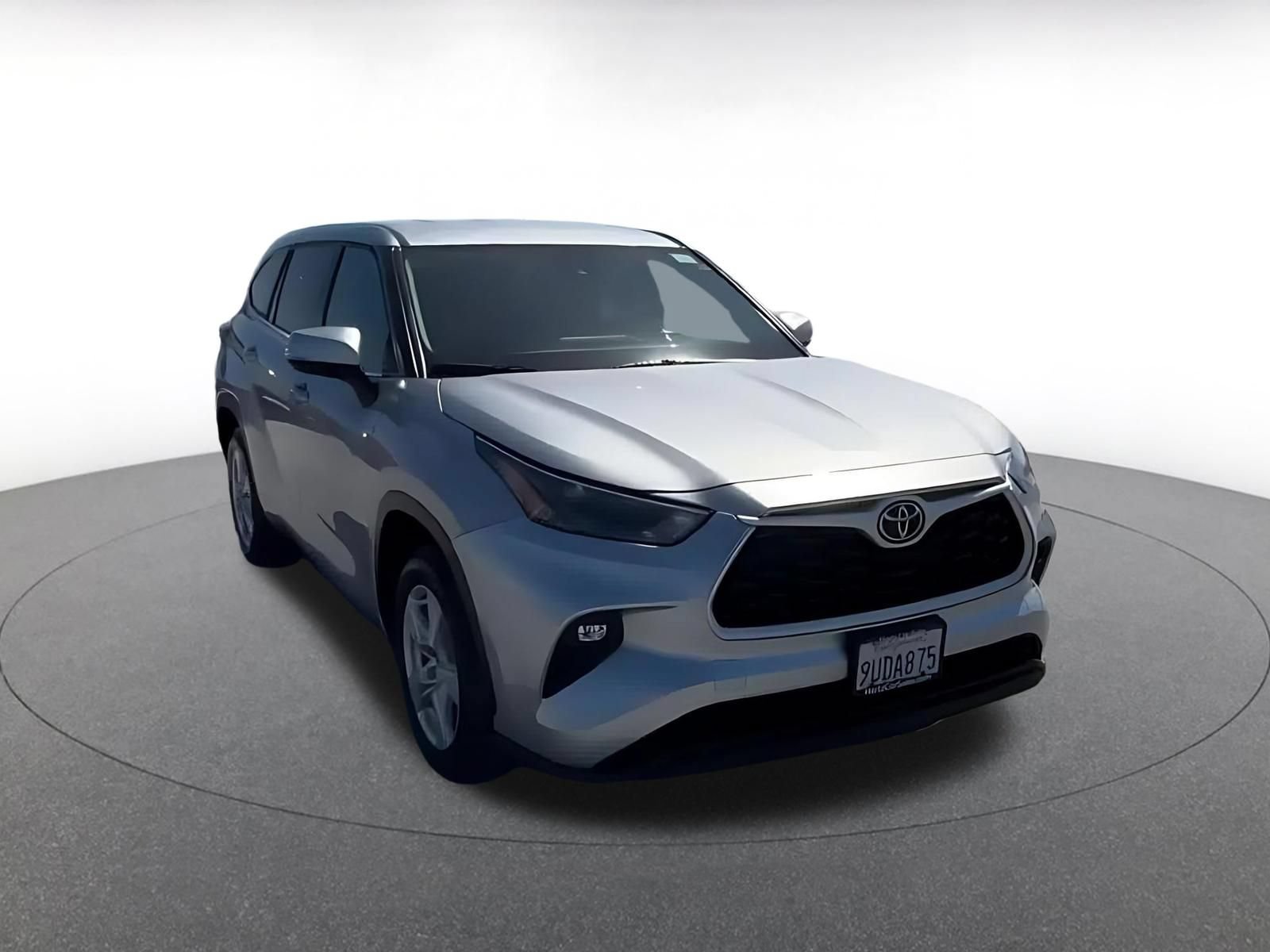 Used 2025 Toyota Highlander LE FWD image 3