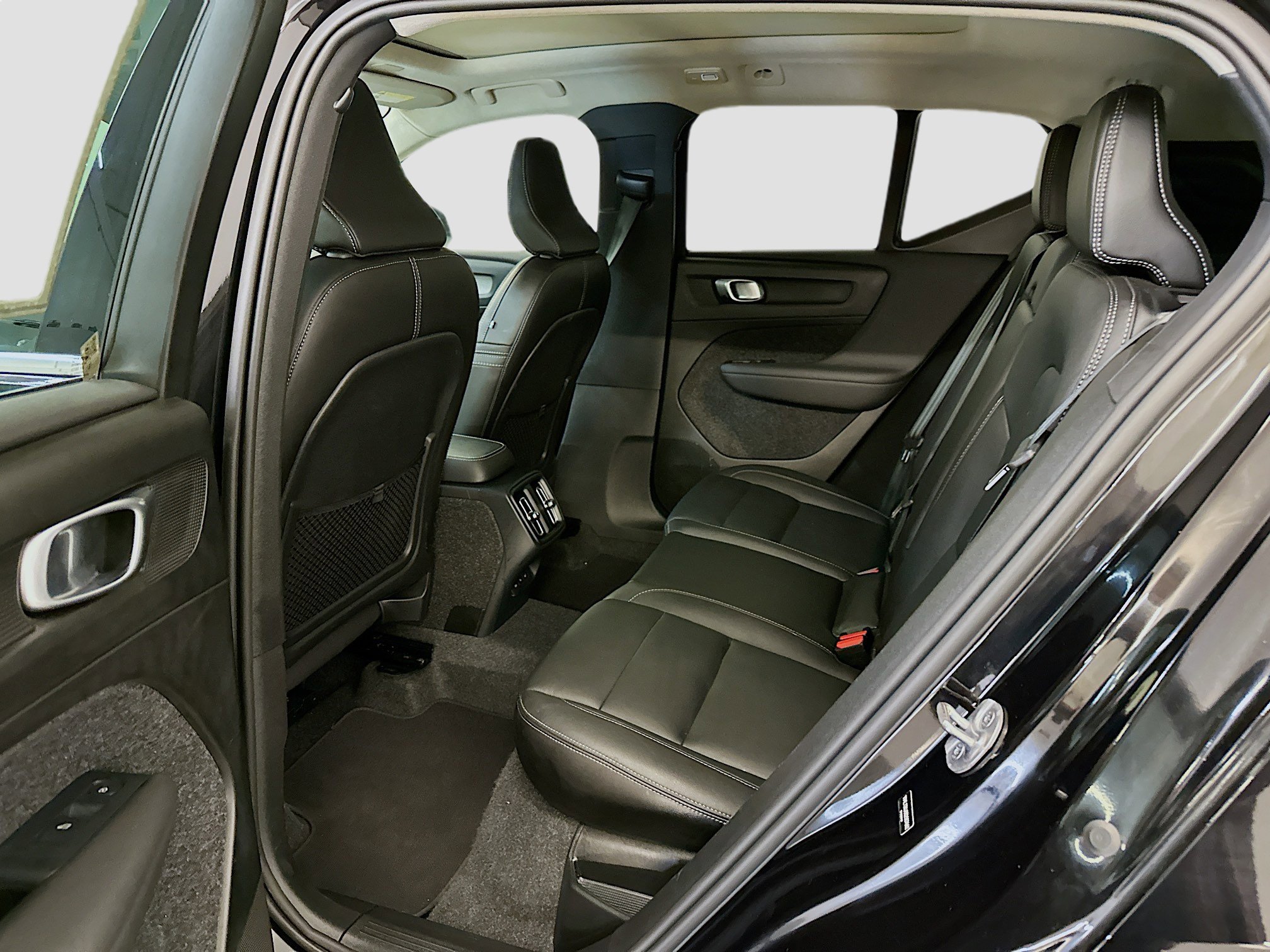 Used 2025 Volvo XC40 B5 Core image 30