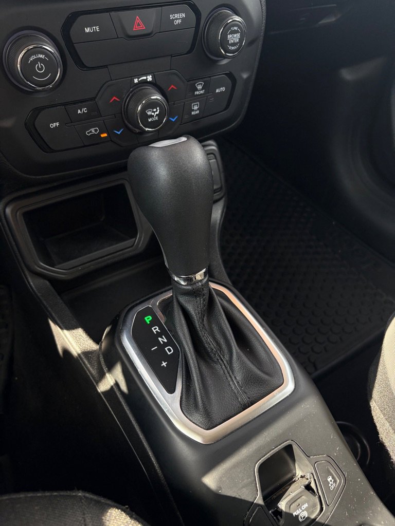Used 2018 Jeep Renegade Altitude FWD image 32