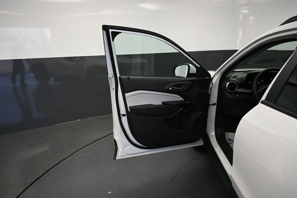 Used 2025 Chevrolet Trax LT FWD image 23