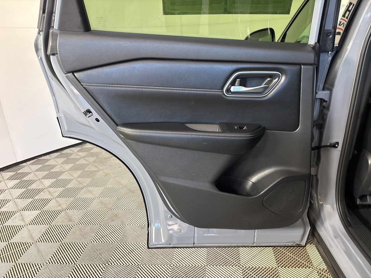 Used 2025 Nissan Rogue Platinum image 23