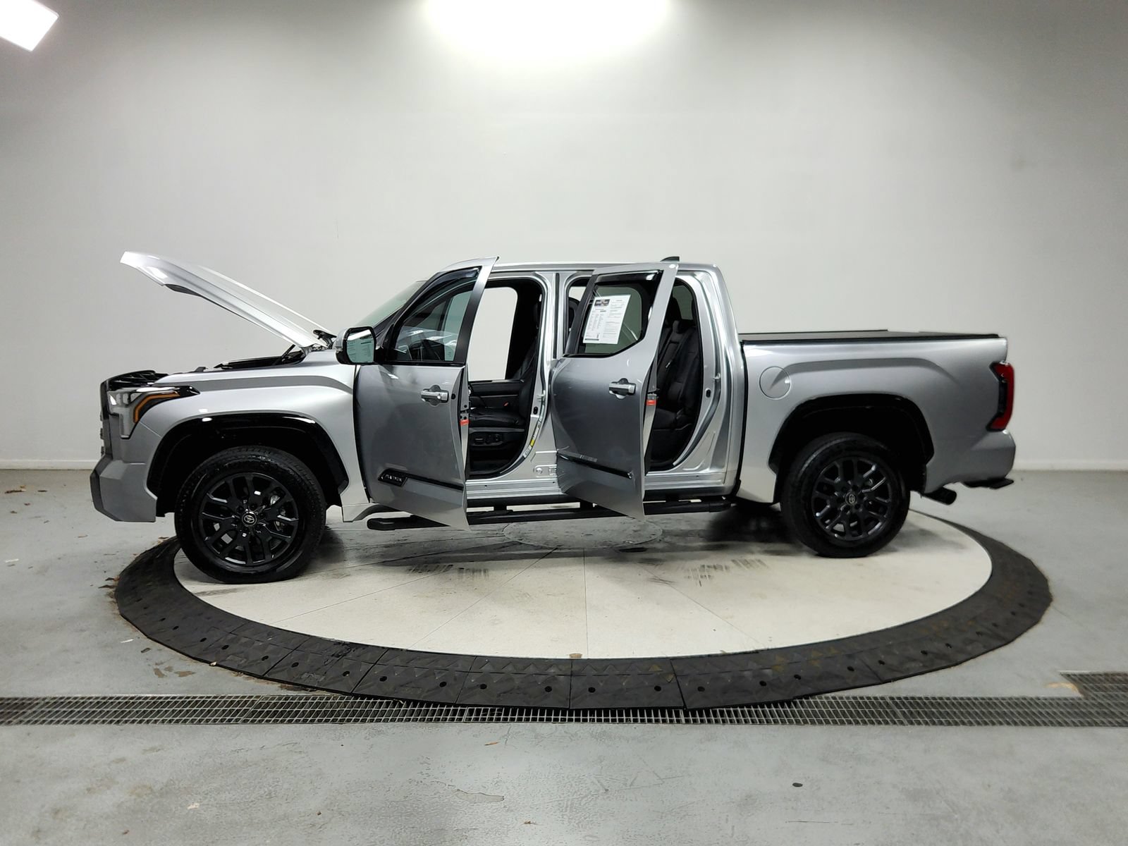 Used 2025 Toyota Tundra Platinum AWD/4WD image 13